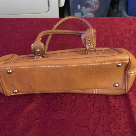 GUC Tignanello Handbag. Slight wear on one corner - Picture 3 of 6